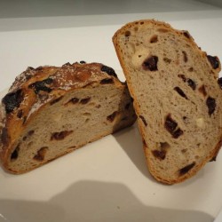 2月の新商品（いちごとカシュナッツのライ麦パン）